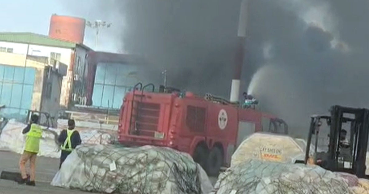 শাহজালাল বিমানবন্দরের কার্গো ভিলেজে ভয়াবহ আগুন, ফায়ার সার্ভিসের ১৬ ইউনিটের চেষ্টা